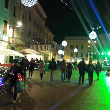 Villaggio Esmera เดเซนซาโนเดลการ์ดา ภายนอก รูปภาพ