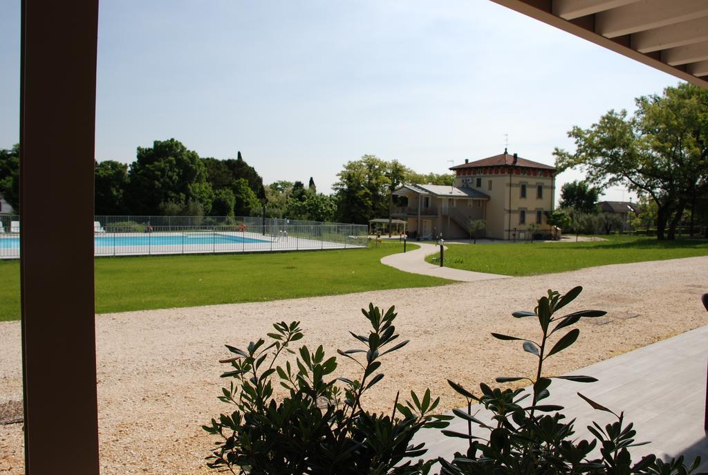 Villaggio Esmera เดเซนซาโนเดลการ์ดา ภายนอก รูปภาพ
